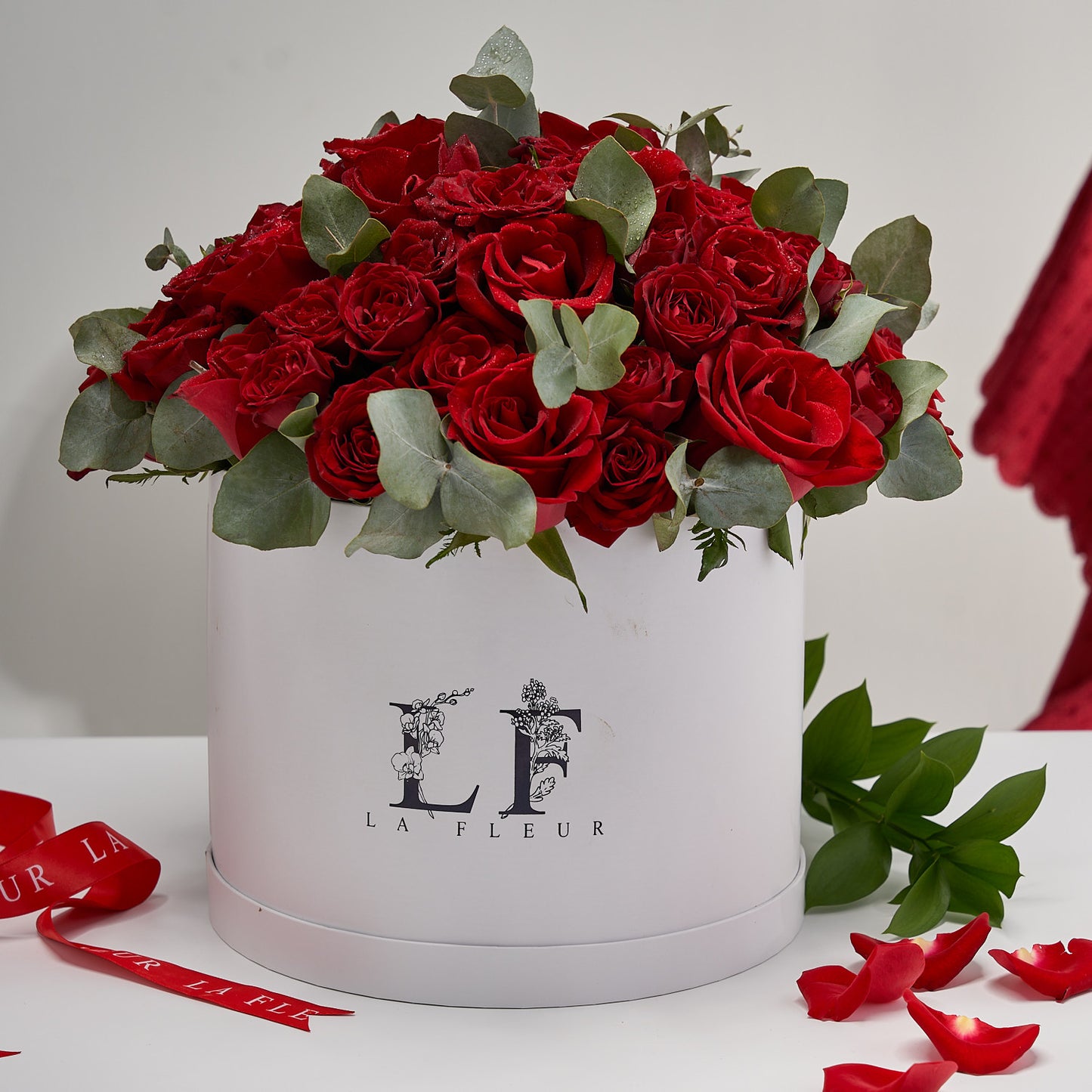 "Lover's Combo" Red Roses in a Box + Rose Gold Balloons
