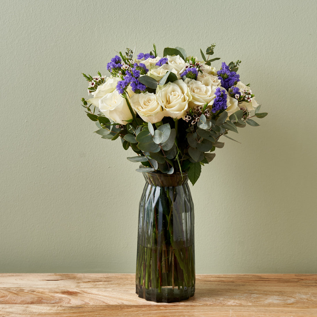 25-white-roses-vase