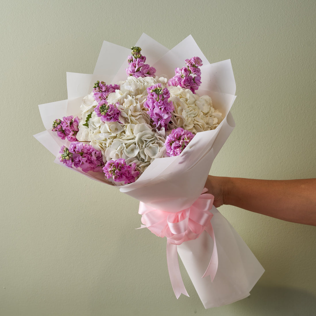 A BOUQUET OF 5 STEMS HYDRANGEA &amp; 10 STEMS MATTHIOLA PINK 
