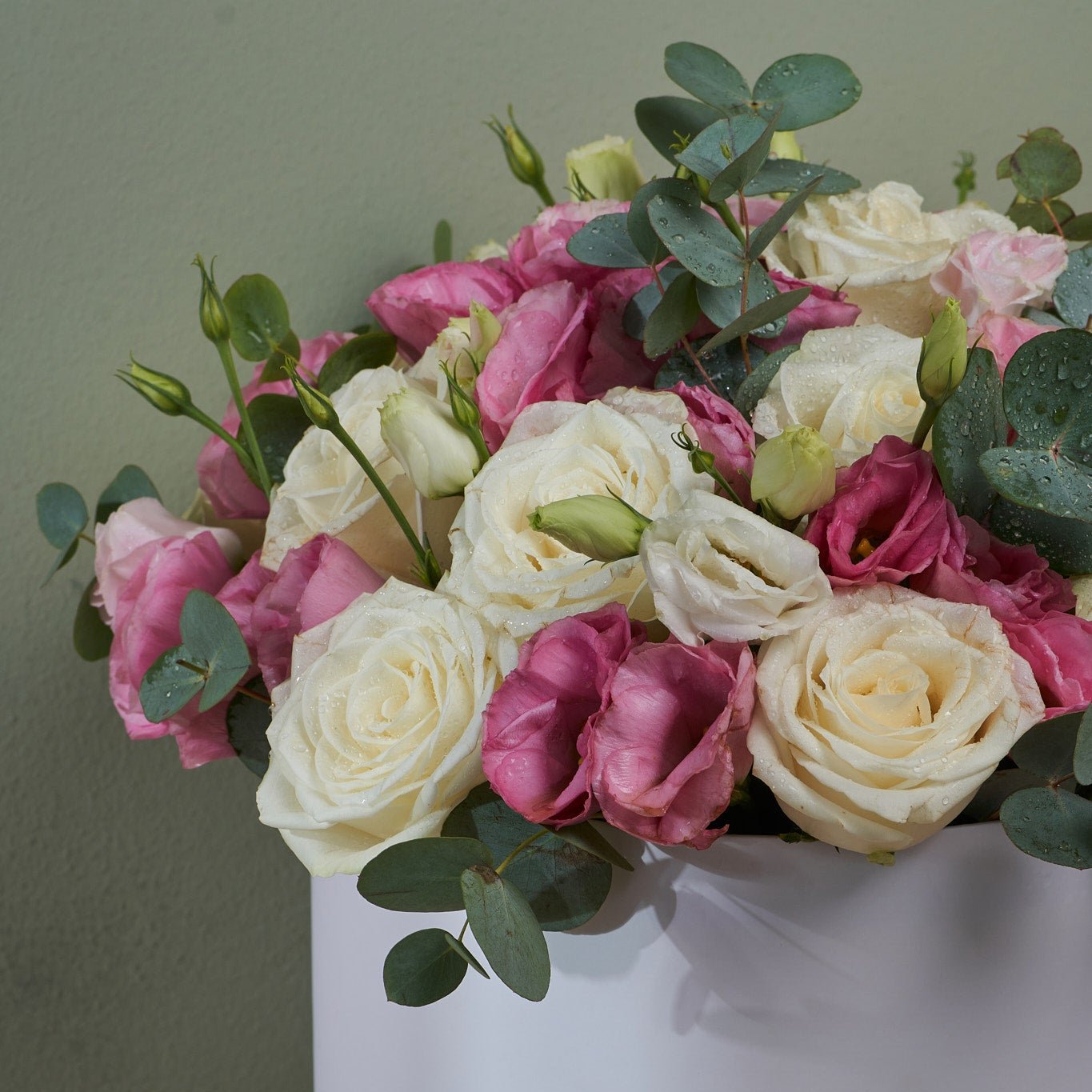 &quot;Joy&quot; Roses &amp; Lisianthus Flower Box