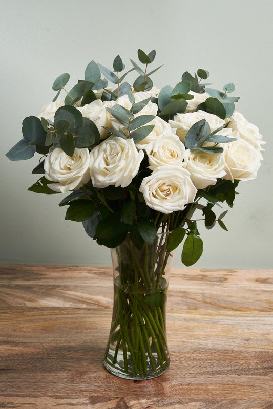 25 White Roses vase