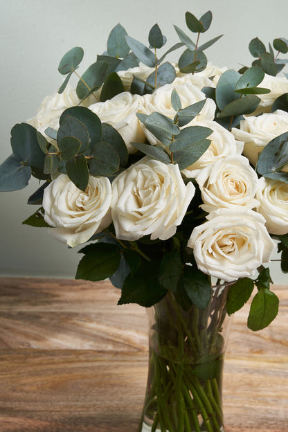 25 White Roses vase